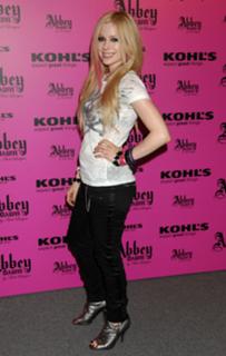 Avril Lavigne feet photo thumbnail