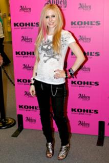 Avril Lavigne feet photo thumbnail