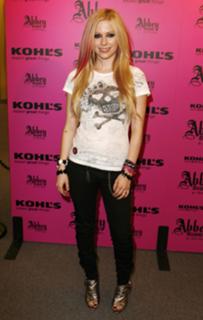 Avril Lavigne feet photo thumbnail