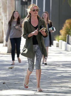 Cat Deeley feet photo thumbnail