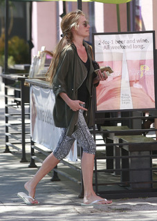 Cat Deeley feet photo thumbnail