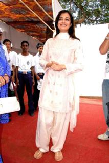 Dia Mirza feet photo thumbnail