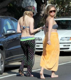 Avril Lavigne feet photo thumbnail