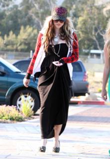 Avril Lavigne feet photo thumbnail