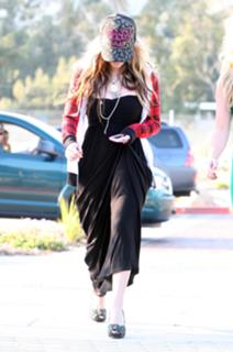 Avril Lavigne feet photo thumbnail