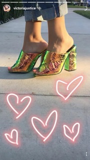 Victoria Justice feet photo thumbnail