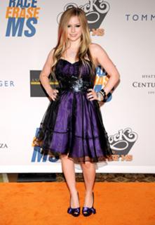 Avril Lavigne feet photo thumbnail