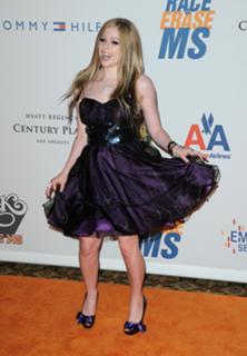 Avril Lavigne feet photo thumbnail