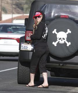 Avril Lavigne feet photo thumbnail