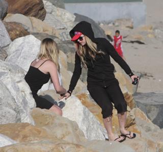 Avril Lavigne feet photo thumbnail