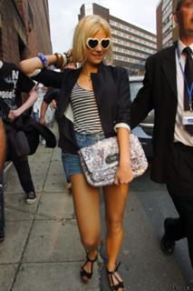 Pixie Lott feet photo thumbnail