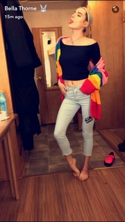 Bella Thorne feet photo thumbnail