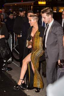 Scarlett Johansson feet photo thumbnail