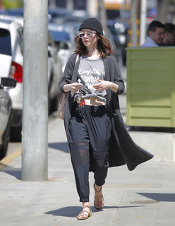 Lily Collins feet photo thumbnail