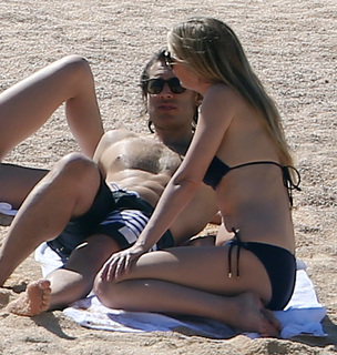 Gwyneth Paltrow feet photo thumbnail