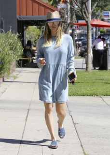 Kaley Cuoco feet photo thumbnail