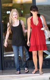Avril Lavigne feet photo thumbnail