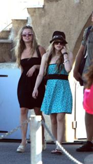 Avril Lavigne feet photo thumbnail