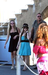 Avril Lavigne feet photo thumbnail
