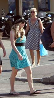 Avril Lavigne feet photo thumbnail