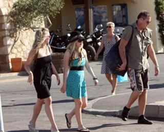 Avril Lavigne feet photo thumbnail