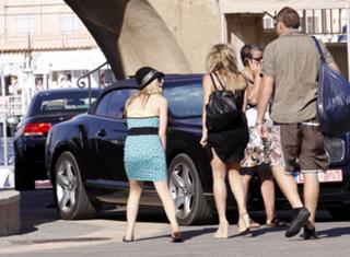 Avril Lavigne feet photo thumbnail