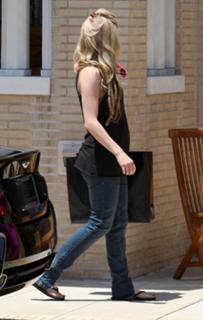 Avril Lavigne feet photo thumbnail