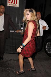 Avril Lavigne feet photo thumbnail