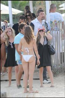 Avril Lavigne feet photo thumbnail
