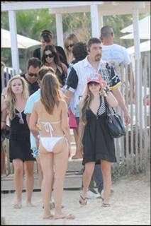 Avril Lavigne feet photo thumbnail