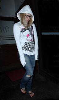 Avril Lavigne feet photo thumbnail