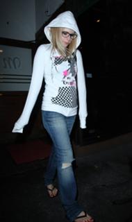 Avril Lavigne feet photo thumbnail