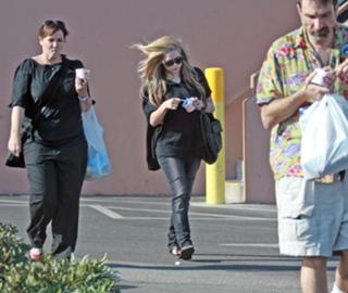 Avril Lavigne feet photo thumbnail