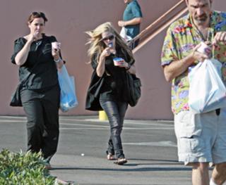 Avril Lavigne feet photo thumbnail