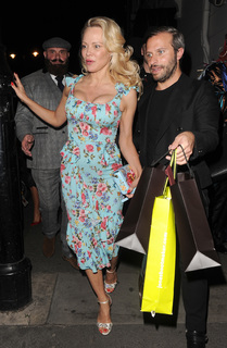Pamela Anderson feet photo thumbnail