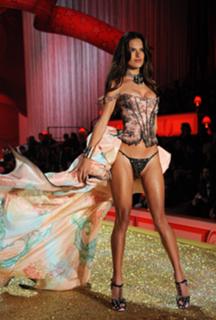 Alessandra Ambrosio feet photo thumbnail