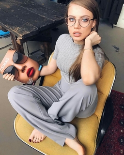 Xenia Tchoumitcheva feet photo thumbnail
