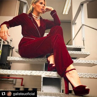 Adriane Galisteu feet photo thumbnail