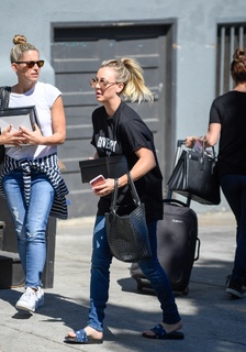 Kaley Cuoco feet photo thumbnail