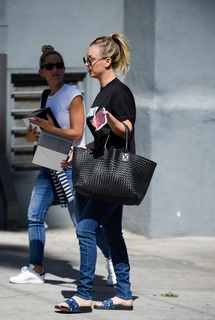 Kaley Cuoco feet photo thumbnail