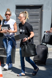 Kaley Cuoco feet photo thumbnail