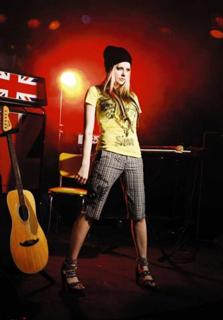 Avril Lavigne feet photo thumbnail