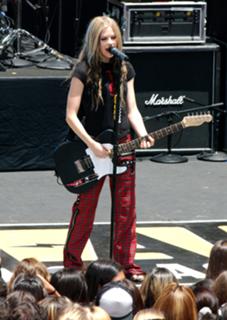 Avril Lavigne feet photo thumbnail