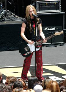 Avril Lavigne feet photo thumbnail