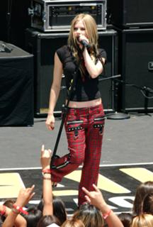 Avril Lavigne feet photo thumbnail