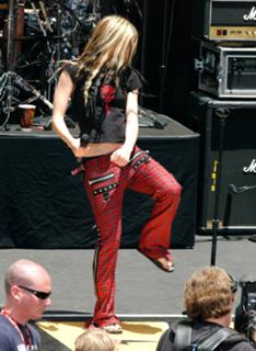Avril Lavigne feet photo thumbnail