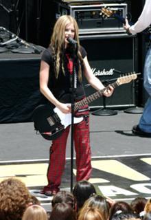 Avril Lavigne feet photo thumbnail