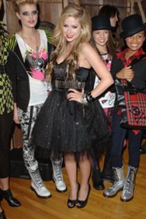 Avril Lavigne feet photo thumbnail