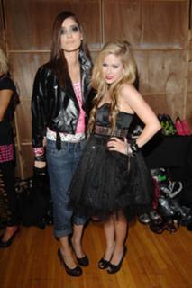 Avril Lavigne feet photo thumbnail
