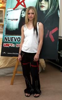 Avril Lavigne feet photo thumbnail